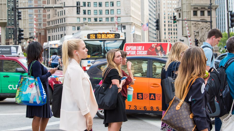Razgovor sa strancem ima iznenađujuće prednosti 2 Commuters in Chicago wait for a bus