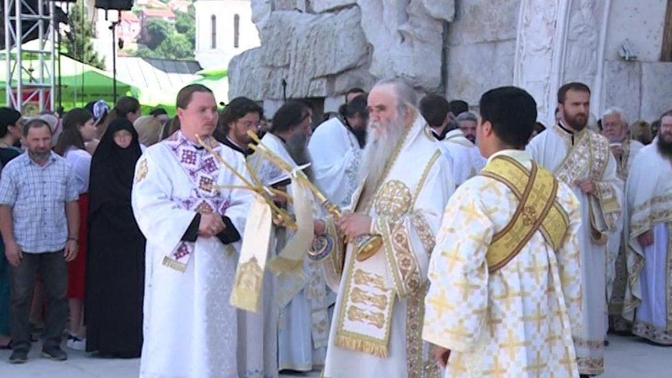 Crnogorska pravoslavna crkva: Čiji je manastir Ostrog 2 U Podgorici je održan skup protiv predloga zakona o verskim zajednicama