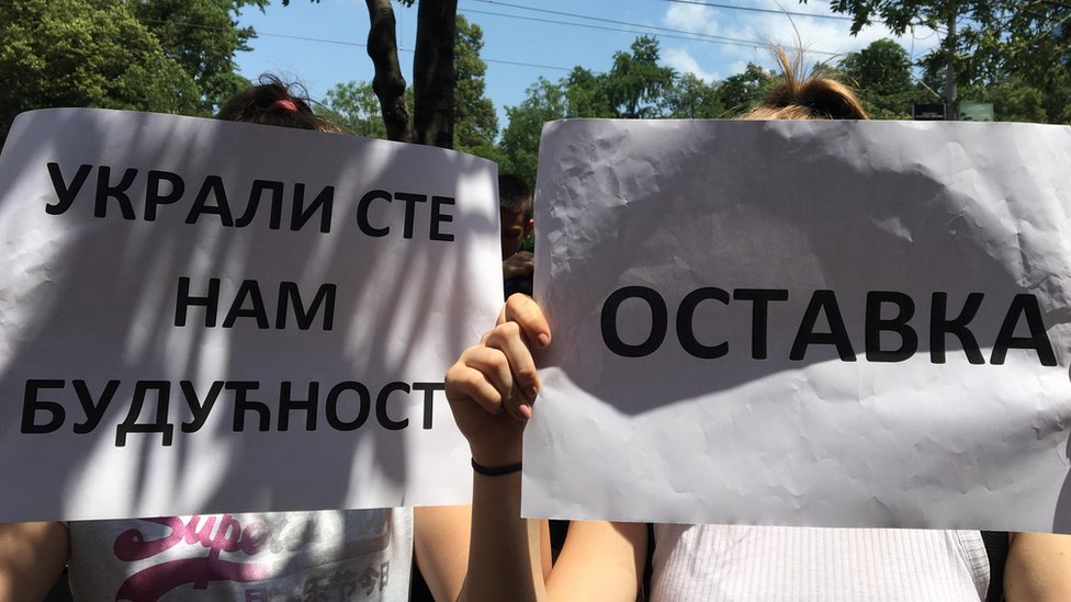 Prijemni za srednje škole i novi protest: Ko je odgovoran za „curenje“ testova 1 transparent s protesta