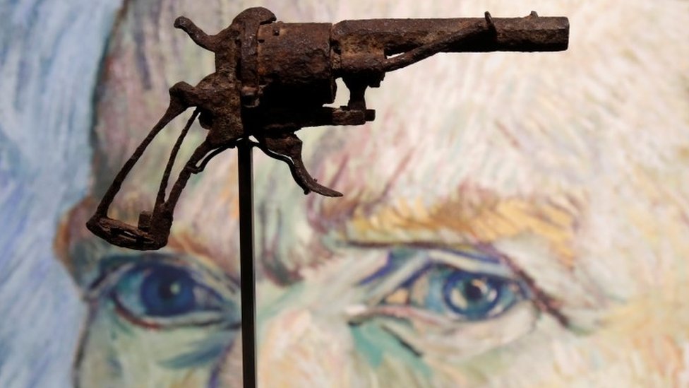 Zarđali pištolj ispred slike Van Goga
