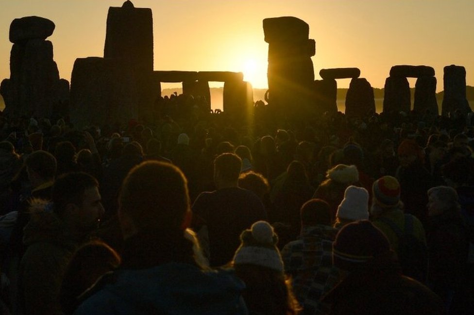 Letnja dugodnevica: Hiljade ljudi pozdravilo sunce u Stounhendžu 1 Sunrise over Stonehenge
