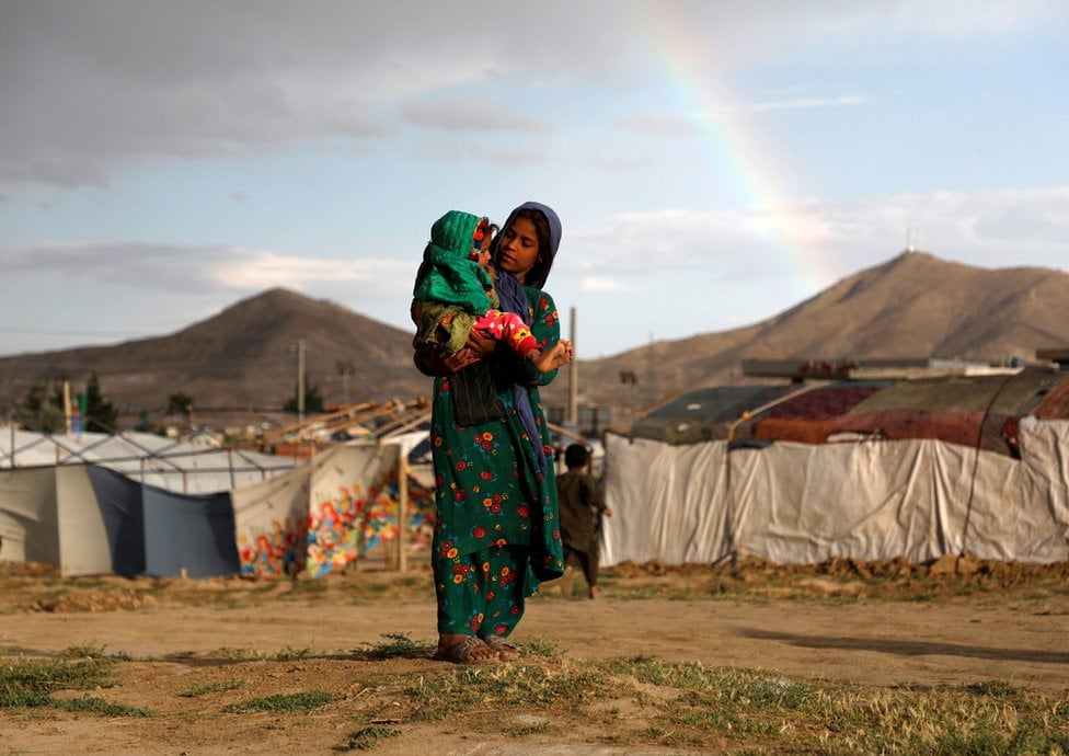 Izbeglica iz Avganistana drži dete u naručju