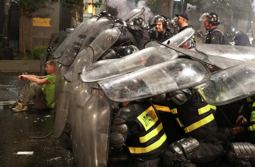 U fotografijama: Događaji koji su obeležili sedmicu za nama 1 Policija tokom protesta u Tbilisiju u Gruziji.