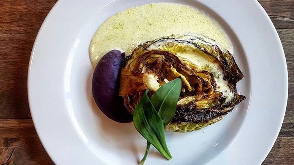 Kelj sa pireom od ljubičastog batata i sosom od kiselog kupusa