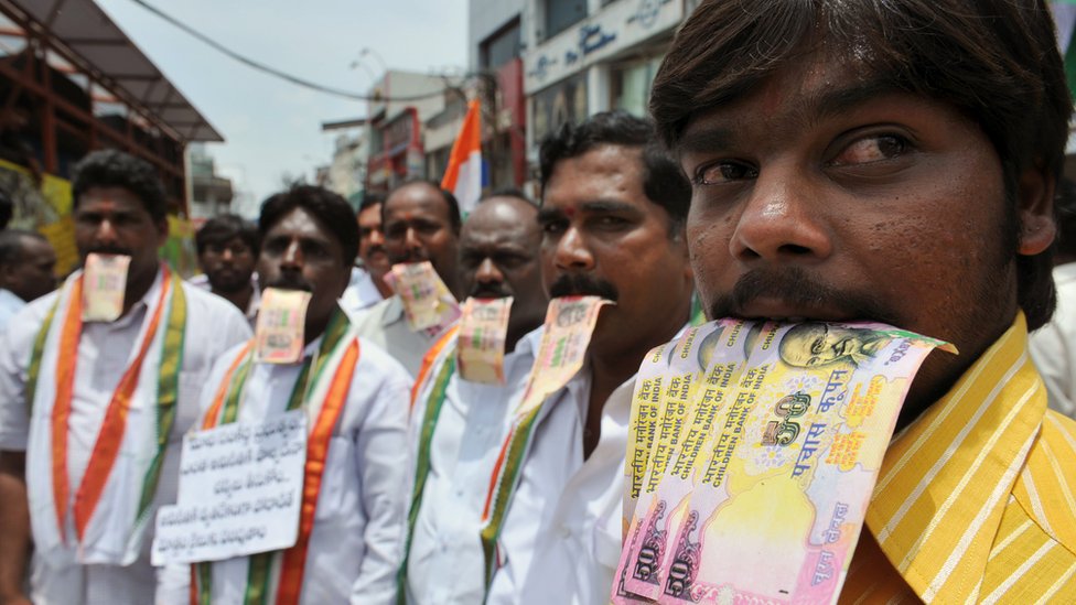 Demonstranti traže nazad novac kojim su podmićivali političare