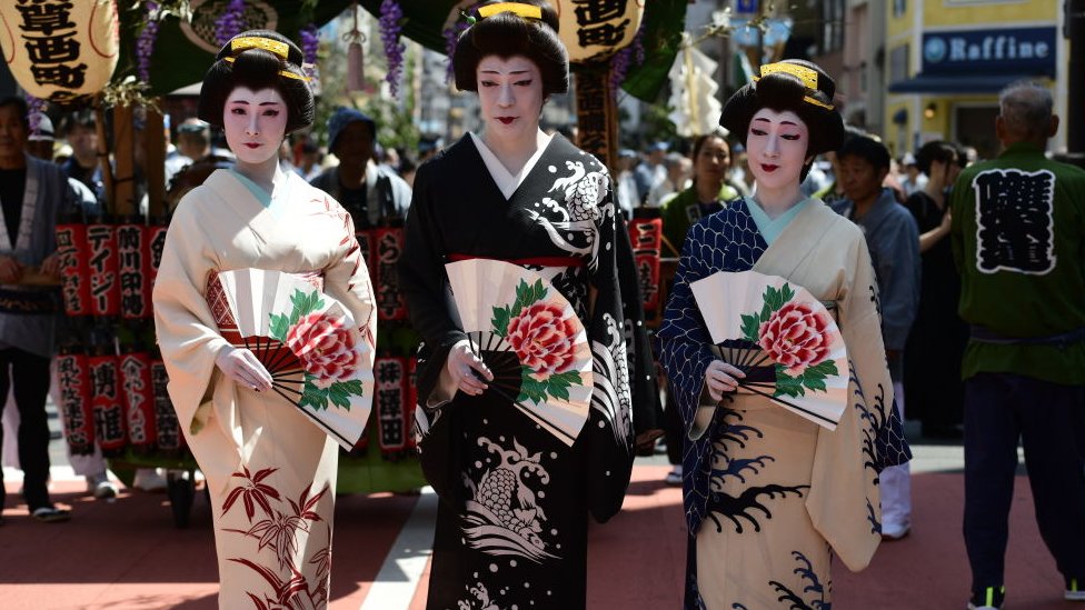 Kim Kardašijan i donji veš: Japanci ljuti zbog novog steznika koji je nazvala kimono 1 Women in kimono pose for a photograph in the street of Asakusa during Sanja festival on May 19, 2019