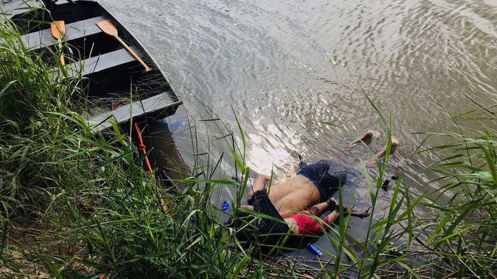 Beživotna tela migranta Oskara Alberta Martineza Ramireza i njegove skoro dvogodišnje ćerke Valerije leže na obali reke Rio Grande, na američkoj granici u državi Tamaulipas, Meksiko, 24 jun 2019. godine.