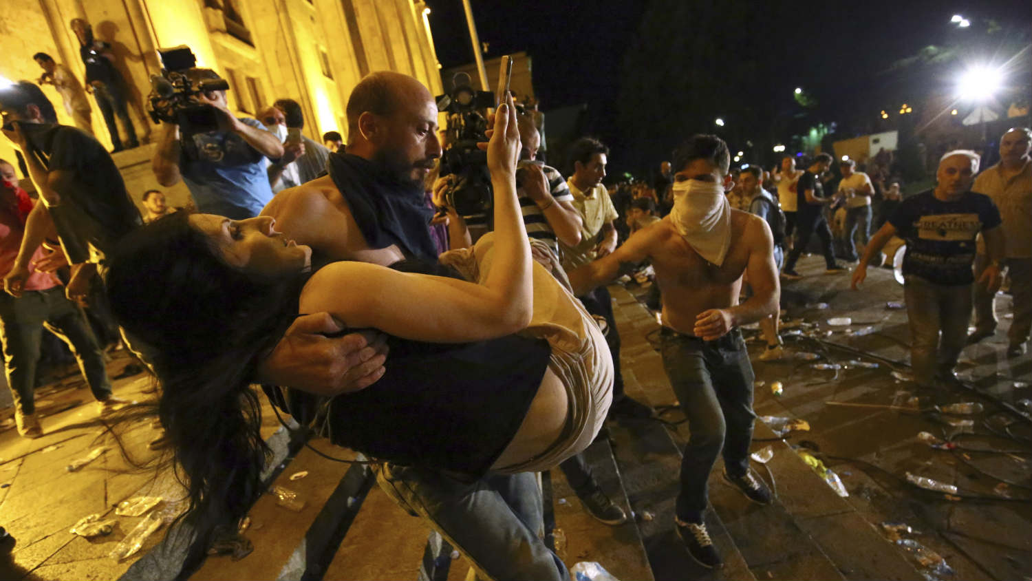 Više od 200 povređenih na protestima u Tbilisiju 1