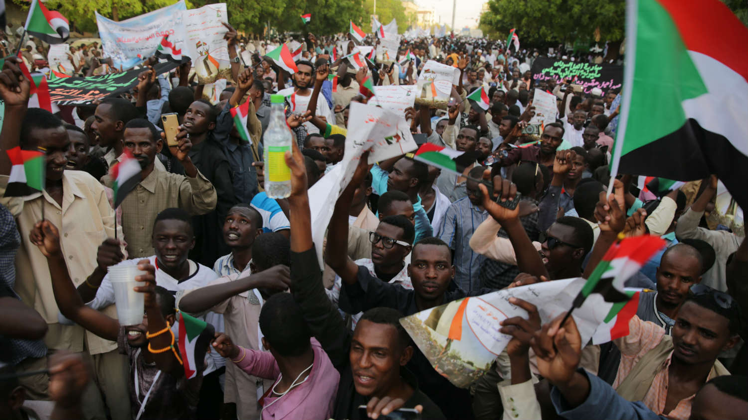 Šezdesetoro ubijenih u intervenciji vojske na protestima 1
