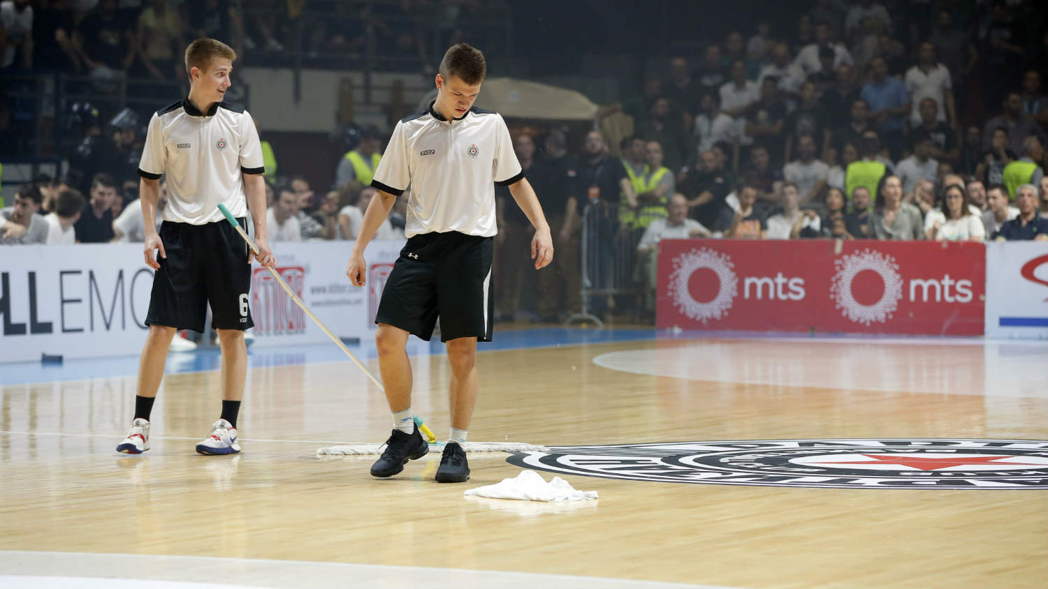 Koraci i šljapkanje po baricama: Finale Superlige obeležilo loše suđenje i katastrofalni uslovi za igru 1