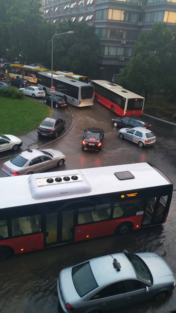 Kiša u Beogradu izazvala probleme u saobraćaju, voda preplavila ulice 3