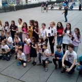 Zbog premijerkine posete Parizu đacima delili knjižice na ulici 2