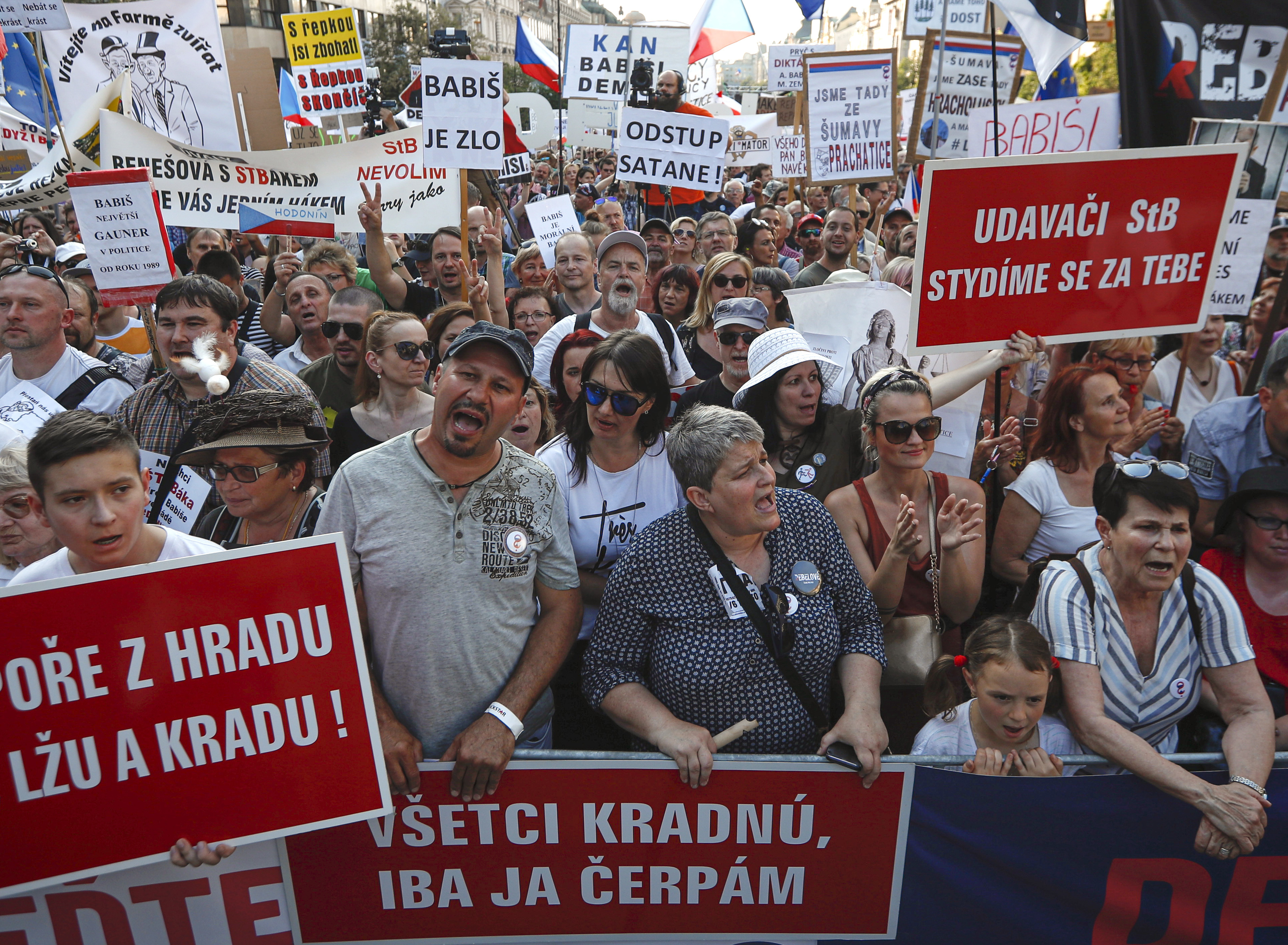Skoro 120.000 Čeha traži u Pragu ostavku premijera i nove ministarke 2