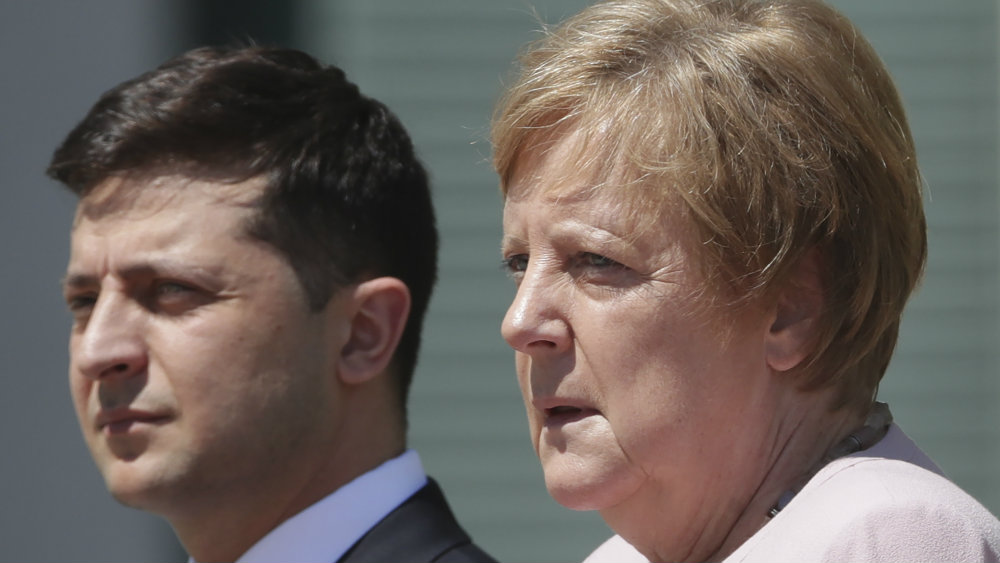 Angelu Merkel uhvatila drhtavica za vreme zvanične ceremonije 1