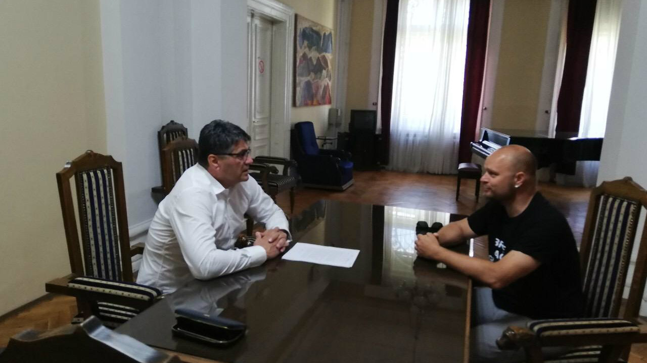 Odbornik “Niške inicijative” opet protestvovao zbog medijskog mraka u Nišu 1