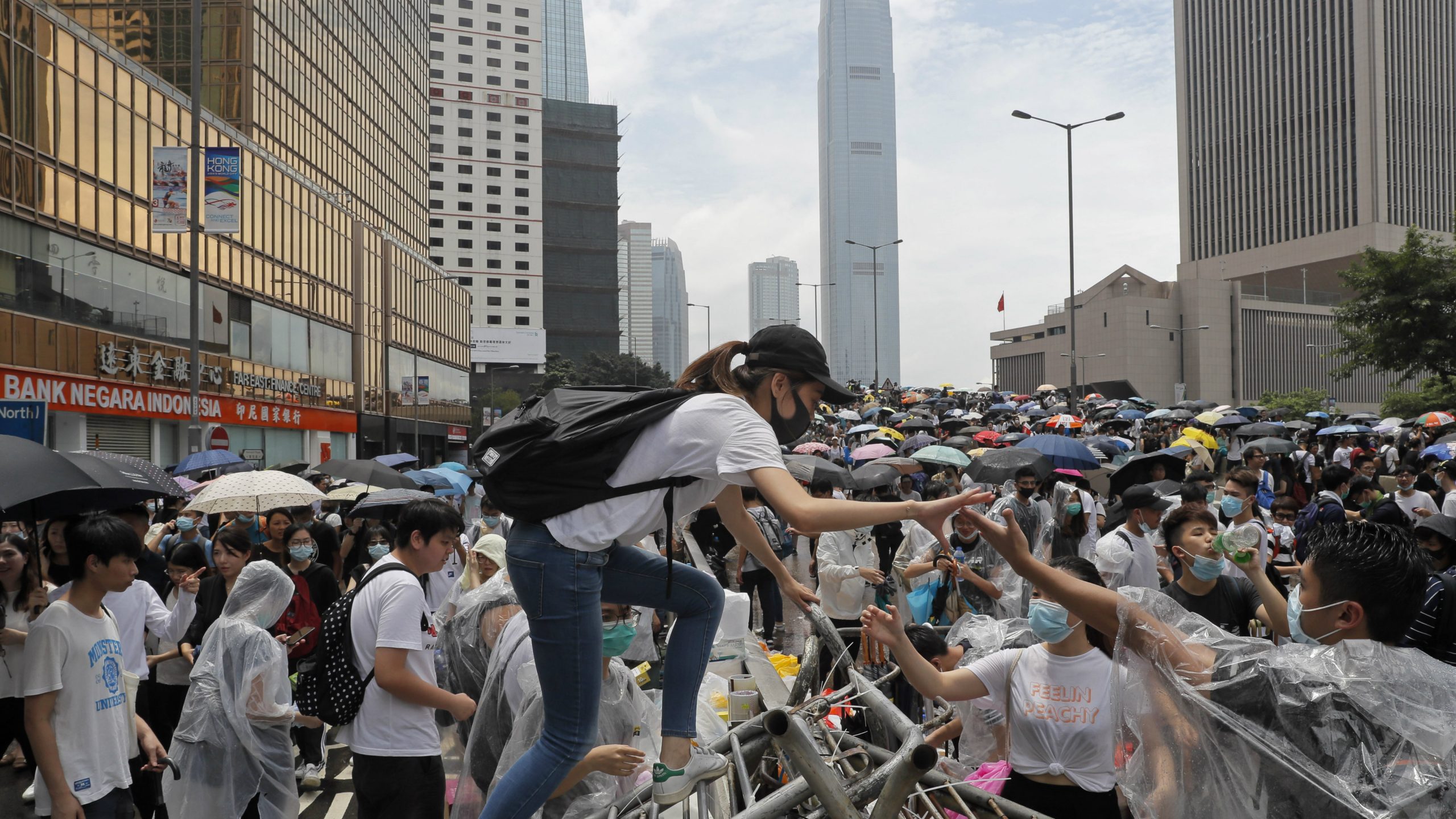 Suzavac i vodeni topovi protiv demonstranata u Hongkongu 1
