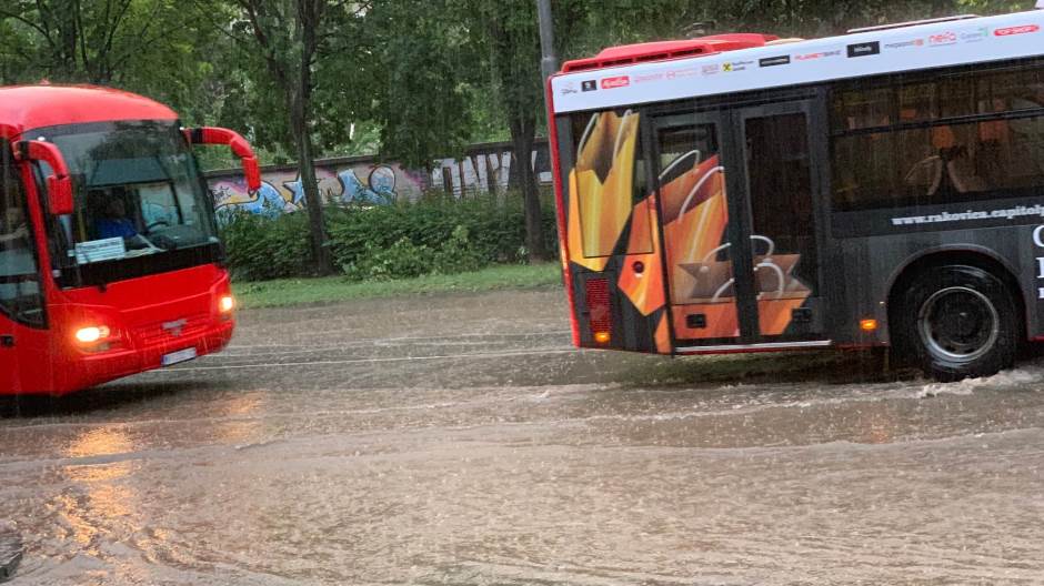 Kiša u Beogradu izazvala probleme u saobraćaju, voda preplavila ulice 1