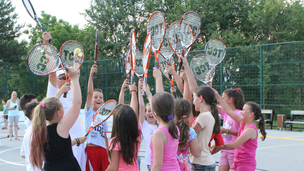 "Otvorena škola tenisa" TSS posetila decu na Kosovu i Metohiji 1