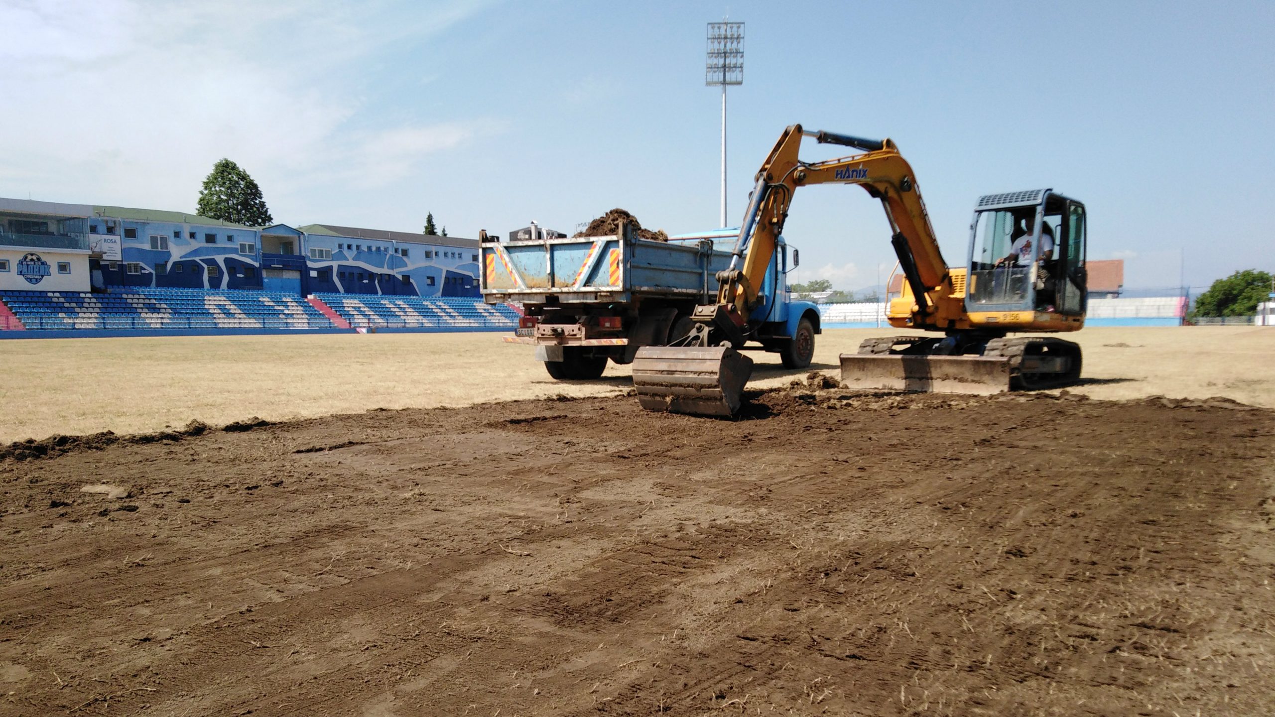 Grci sređuju fudbalski teren u Surdulici 1