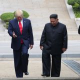 Tramp i Kim se rukovali zatim nekoliko koraka ušli na teritoriju Severne Koreje 7