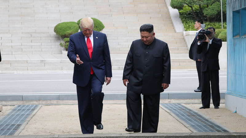 Tramp i Kim se rukovali zatim nekoliko koraka ušli na teritoriju Severne Koreje 1