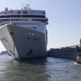 Kruzer udario u pristanište i manji turistički brod u Veneciji (VIDEO) 9