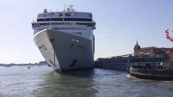 Kruzer udario u pristanište i manji turistički brod u Veneciji (VIDEO) 1
