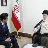 Ajatolah rekao japanskom premijeru da Tramp nije vredan da mu odgovori 8