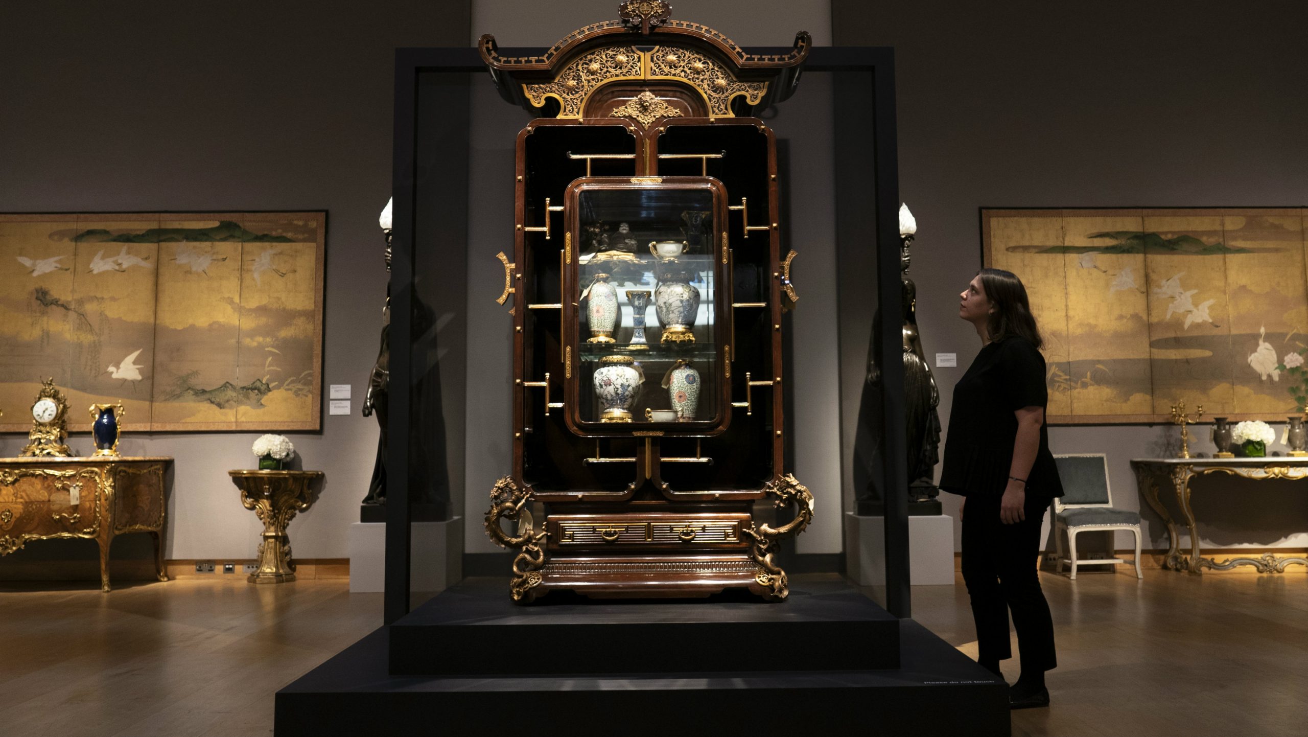 Lopov ukrao afričku masku vrednu 300.000 evra i mirno izašao iz aukcijske kuće Kristi 1