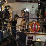 Posle 16 dana brod sa migrantima uplovio u luku u Italiji 15