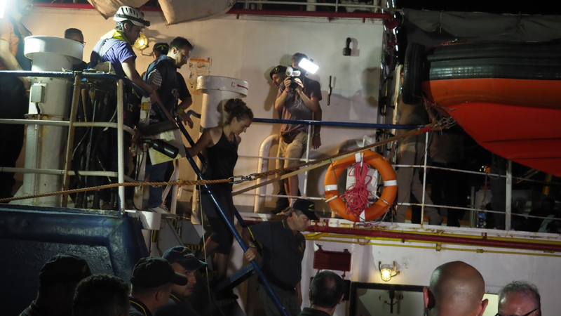 Posle 16 dana brod sa migrantima uplovio u luku u Italiji 1