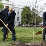 Osušilo se drvo prijateljstva Trampa i Makrona staro tek godinu dana 5