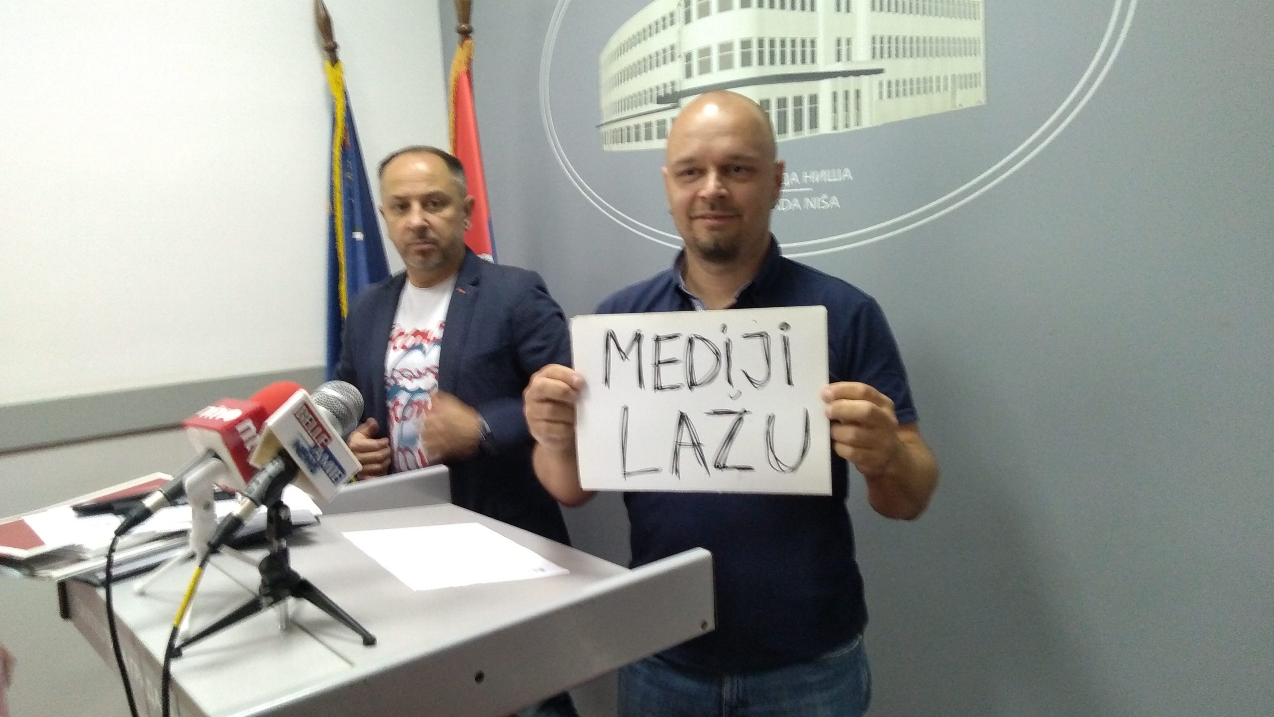 Opozicioni odbornik Srđan Nonić protestuje zbog "narastajućeg fašizma" u Nišu 1
