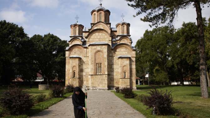 Kancelarija za KiM: Polomljen jarbol i skinuta zastava kod ulaznih vrata manastira Gračanica 1