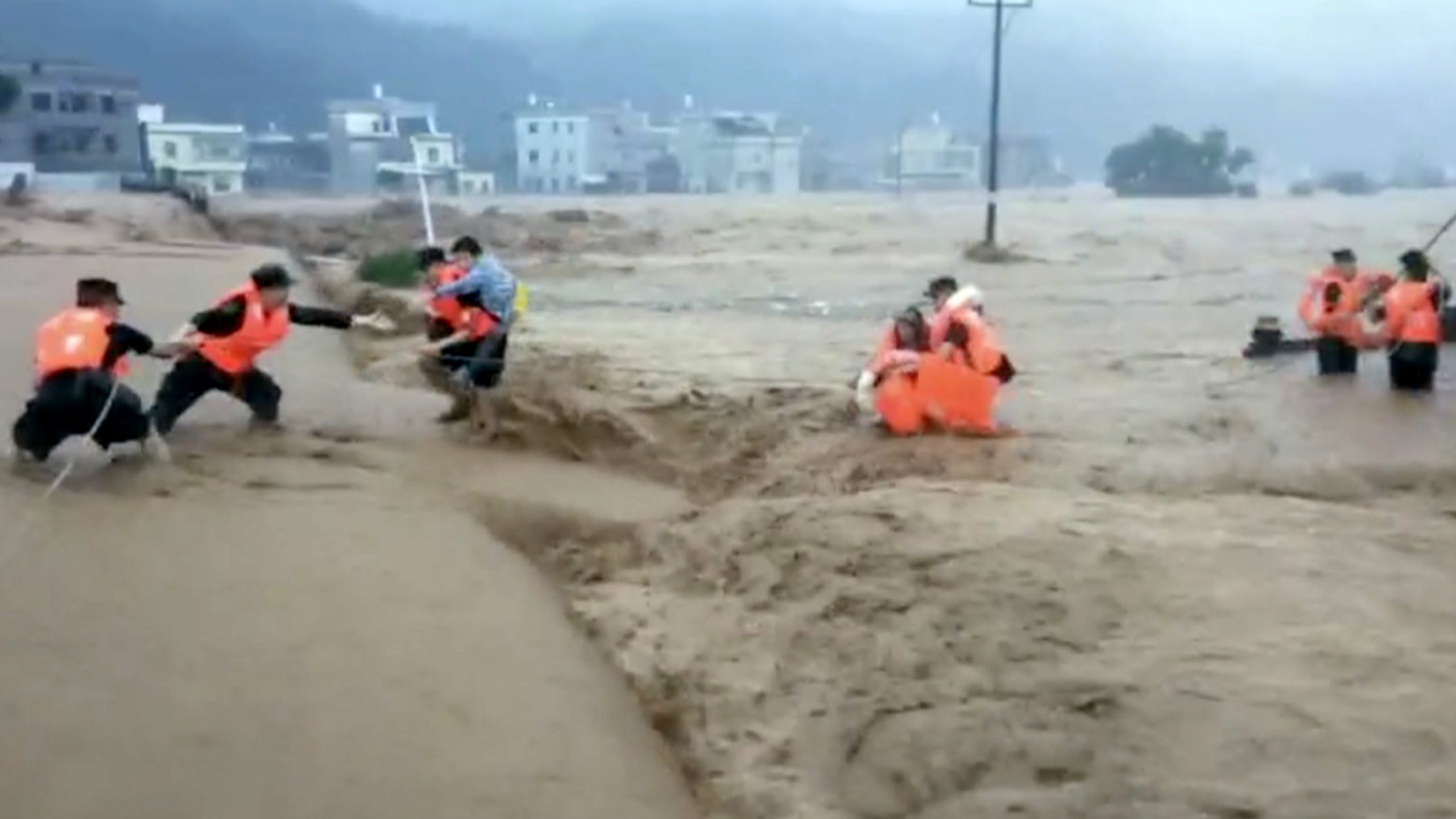 Najmanje 19 žrtava poplava u Kini 1