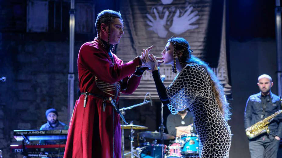 U takmičarskom programu 11 predstava 1