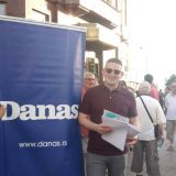 Koraksove karikature i informacije o Klubu čitalaca Danasa na protestu 10