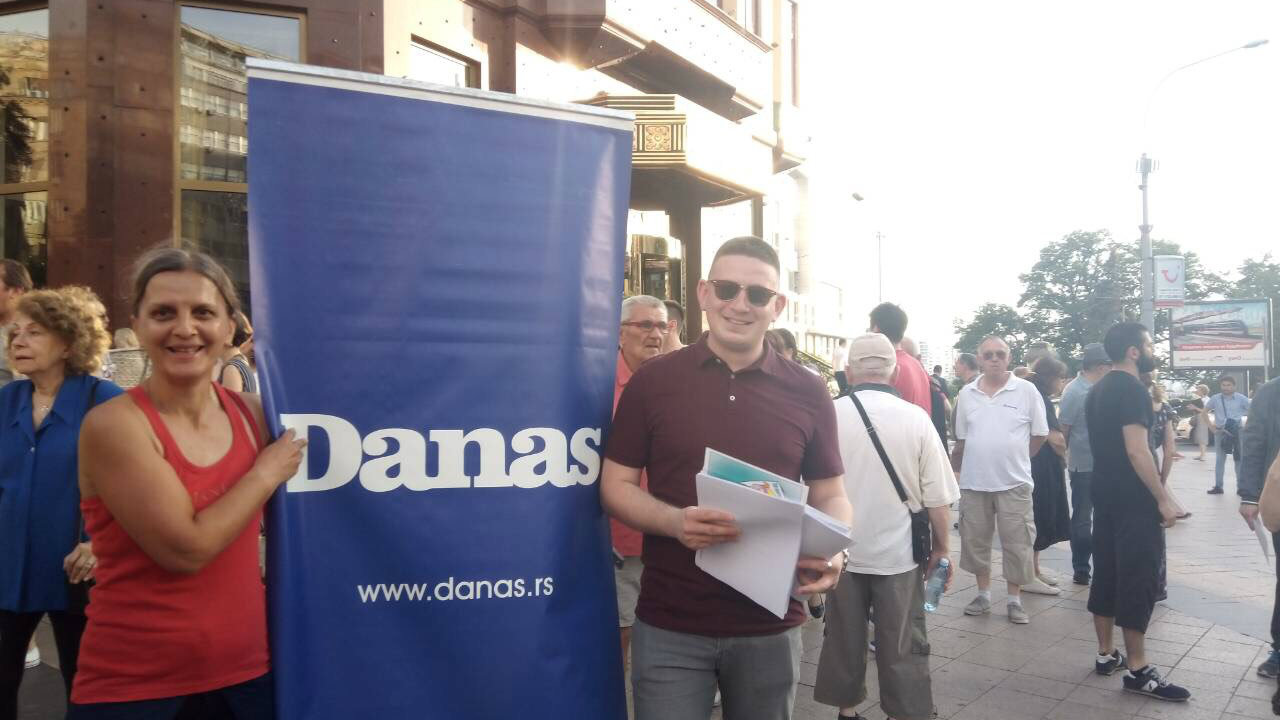 Koraksove karikature i informacije o Klubu čitalaca Danasa na protestu 1