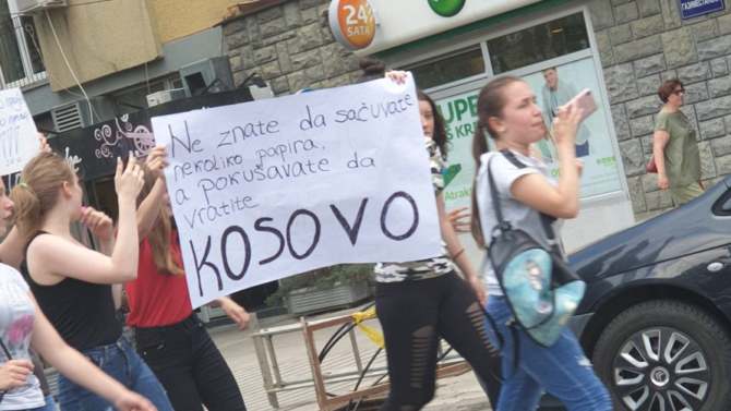 Osmaci protestovali ispred Gradske i Školske uprave Kruševac, traže poništavanje ispita 1