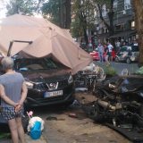 Troje povređeno kada je automobil ušao u baštu kafića u Strahinjića bana 5