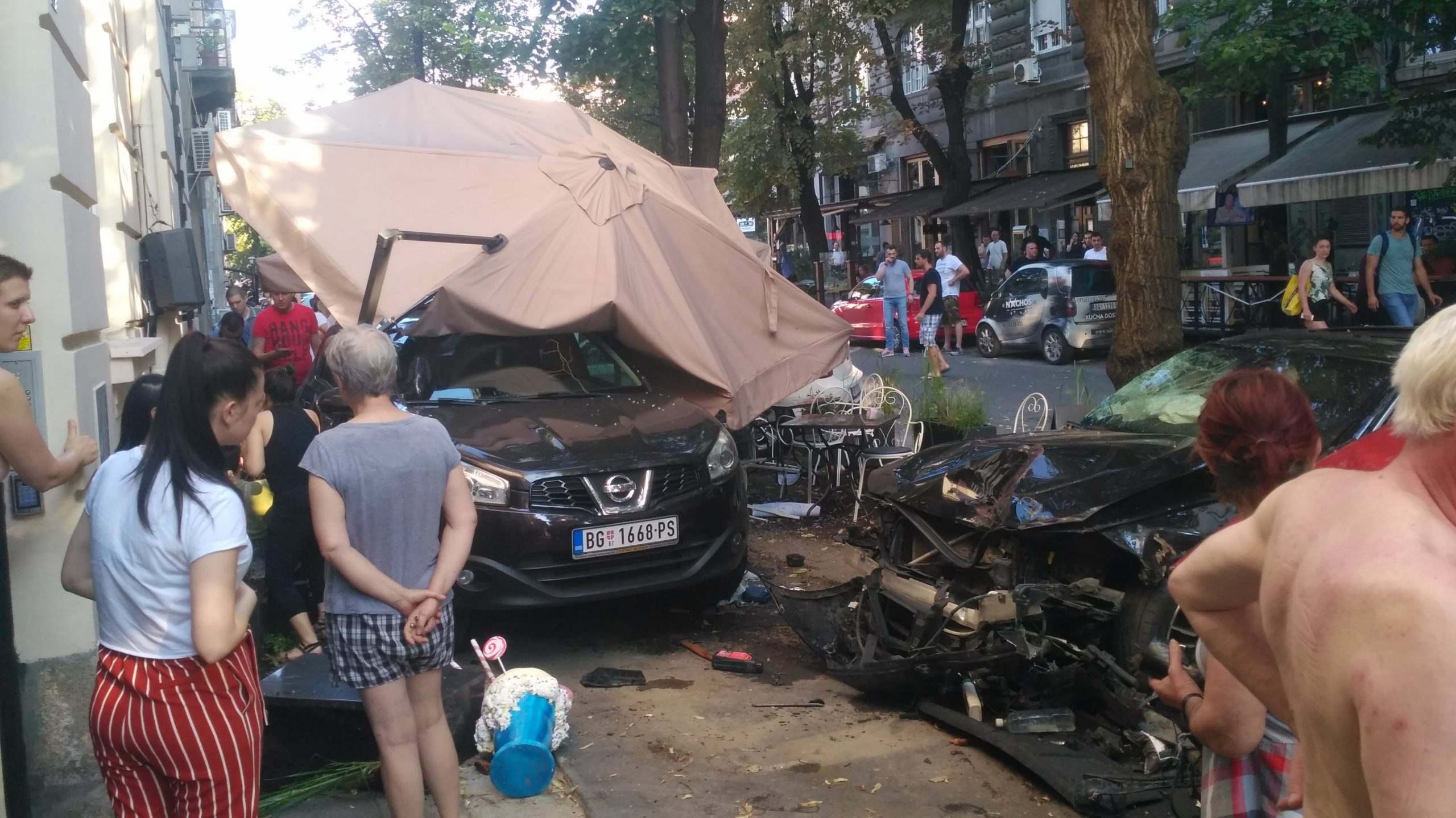 Troje povređeno kada je automobil ušao u baštu kafića u Strahinjića bana 1