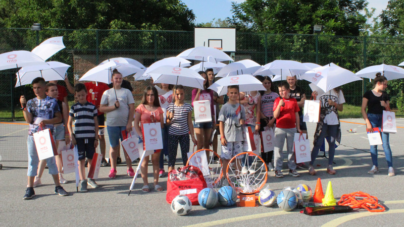 Lajović, Đere, Krajinović obradovali decu u Goraždevcu 1