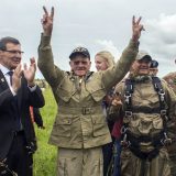 Veteran Tom Rajs sa 97 godina ponovio skok padobranom u Normandiji (VIDEO) 3