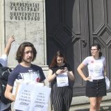 Performans ispred zgrade Rektorata pred odlučivanje o doktoratu Siniše Malog 3