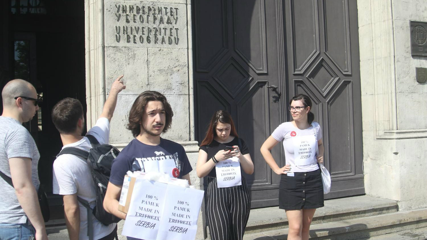 Performans ispred zgrade Rektorata pred odlučivanje o doktoratu Siniše Malog 1