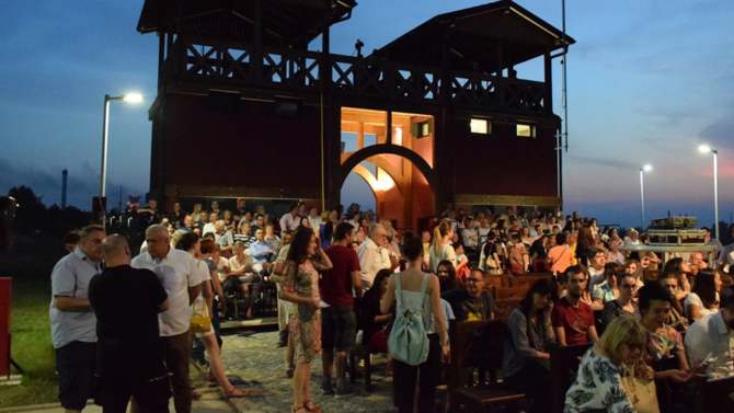 Veliko nevreme prekinulo predstavu „Na Drini ćuprija“ 1