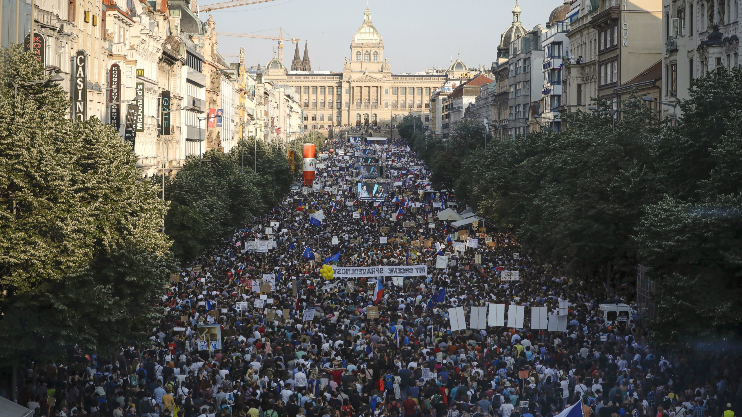 Skoro 120.000 Čeha traži u Pragu ostavku premijera i nove ministarke 1