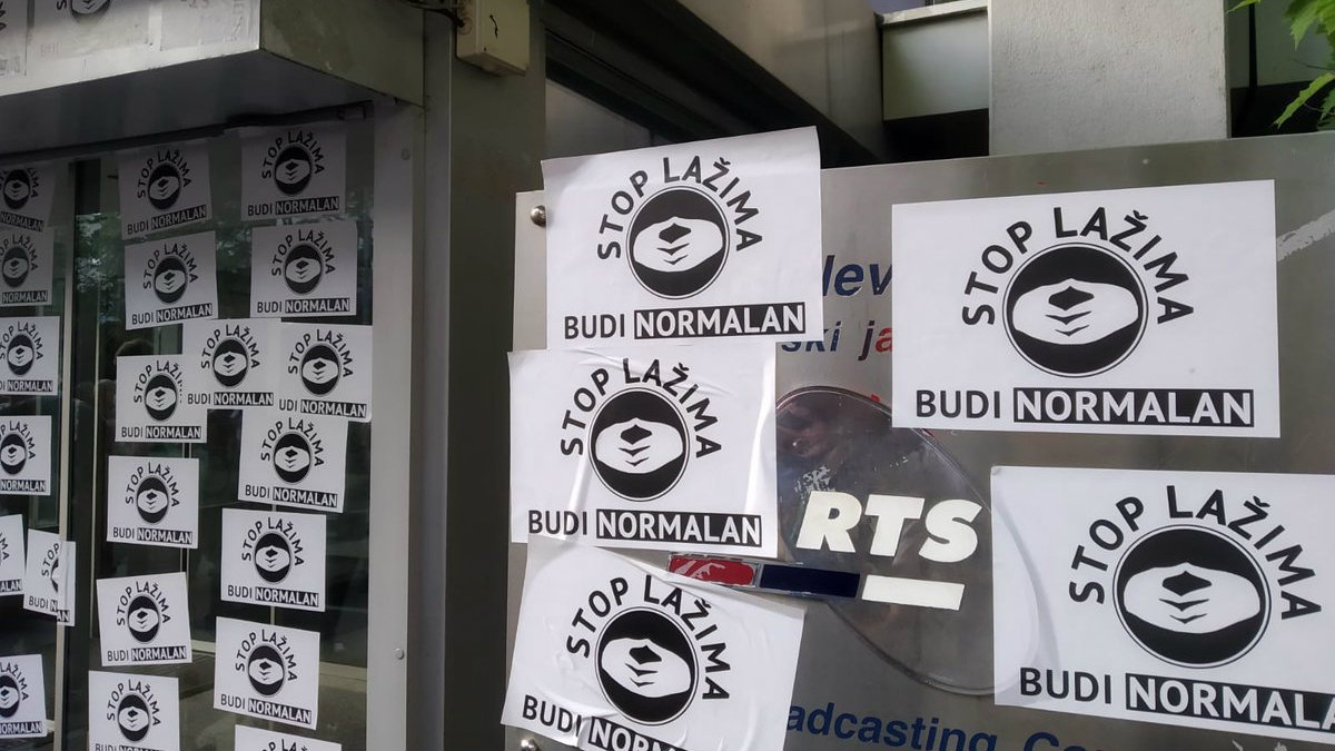 "1 od 5 miliona": Nalepnice "Stop lažima" na ulazu u RTS, REM, Politiku 1