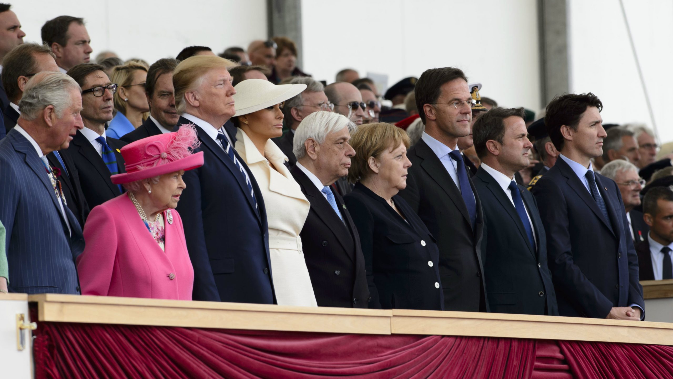 Tramp i Angela Merkel se kratko sastali na komemoraciji Dana D 1