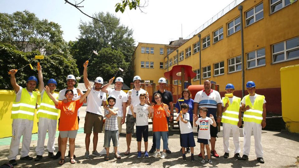Vaterpolisti uredili dvorište osnovne škole za decu sa smetnjama u razvoju 1